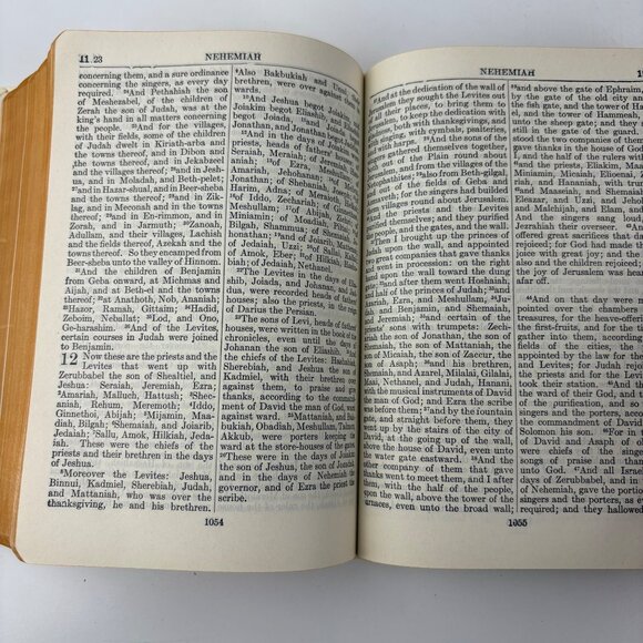 The Holy Scriptures White Leatherette Gold Edges Box Masoretic Text Jewish Pub - Picture 12 of 13